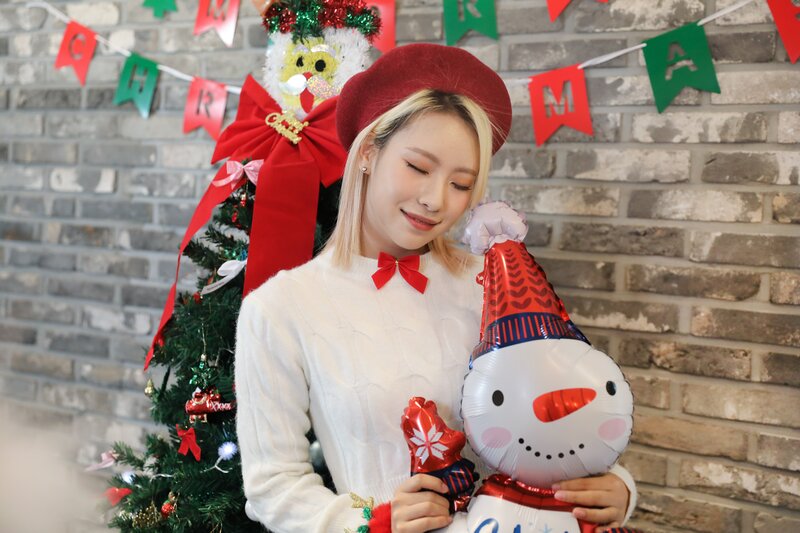 221217 YES IM Naver Post - Yoon Jia tree decoration Behind documents 3