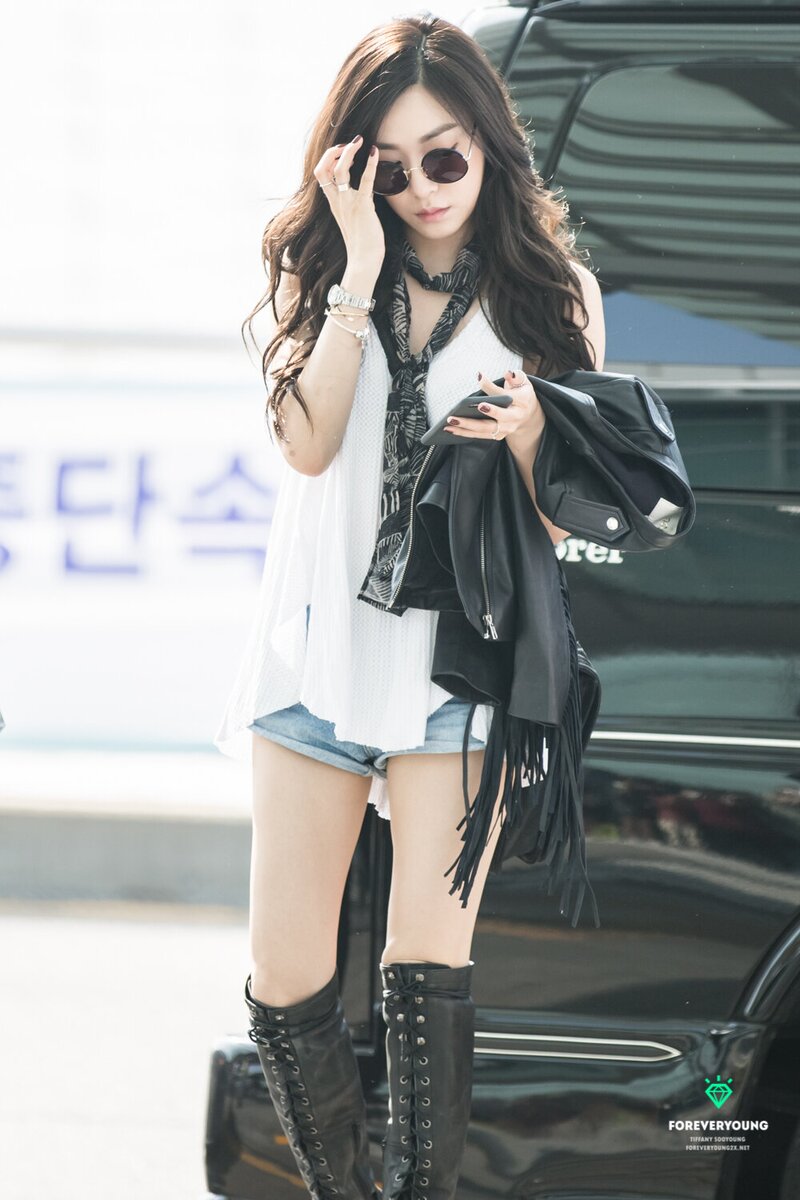 150610 Girls' Generation Tiffany at Incheon Airport documents 2