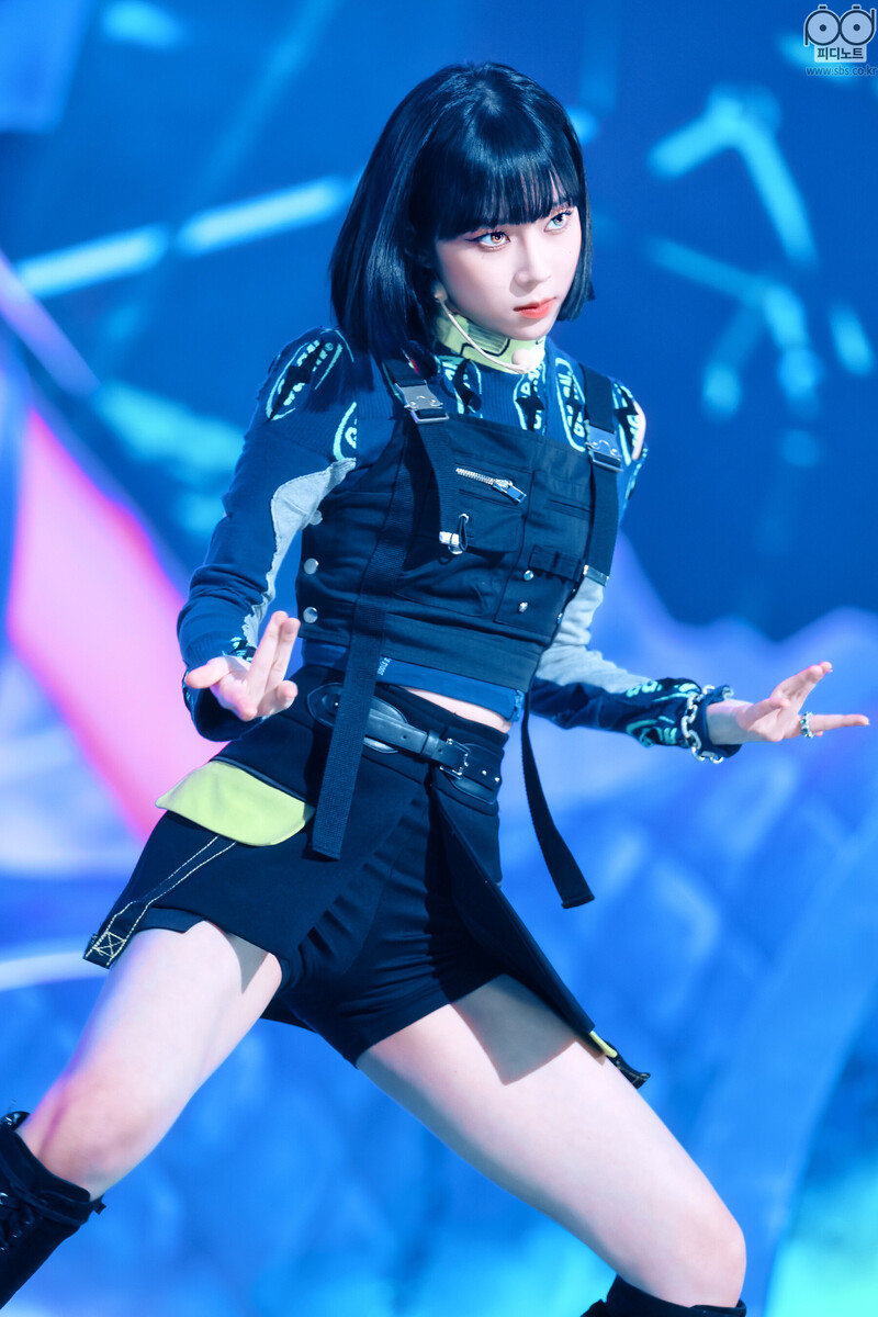 211024 aespa - 'Savage' + No.1 Encore Stage at Inkigayo documents 10