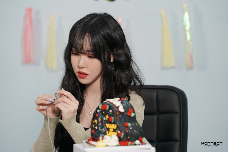 220511 Konnect Entertainment - Yuju at 100th Day Celebration Behind the Scenes documents 2