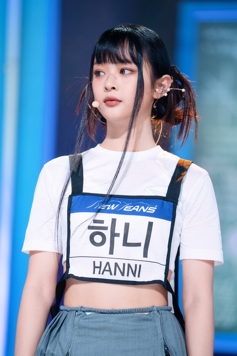 220807 NewJeans Hanni 'Cookie' at Inkigayo documents 26