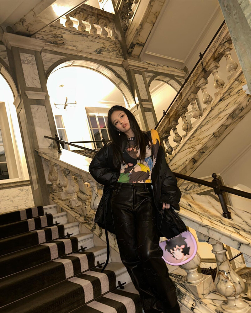 221206 - JENNIE Instagram Update documents 3