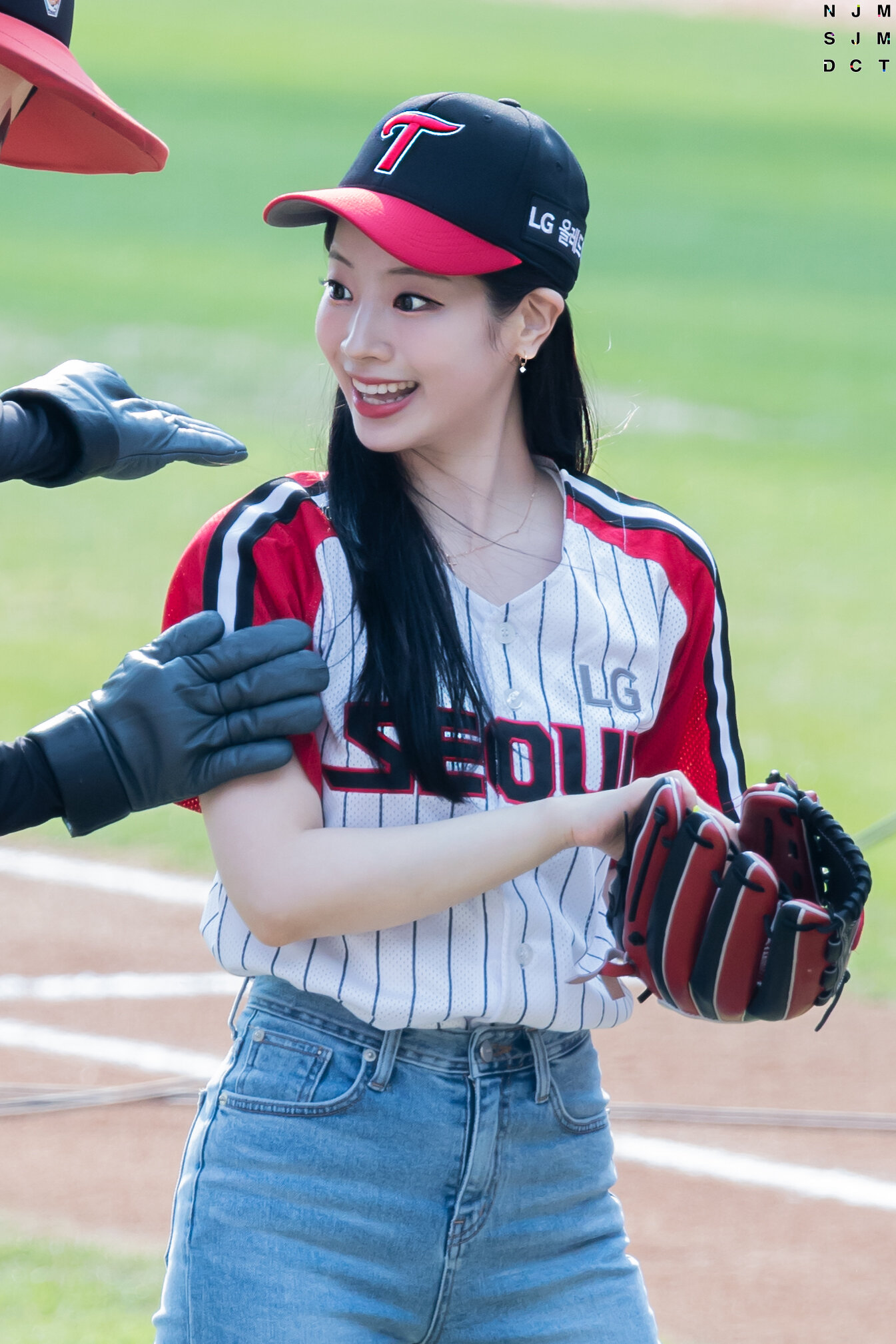 220821 Dahyun Instagram Update - “The first pitch of the LG Twins