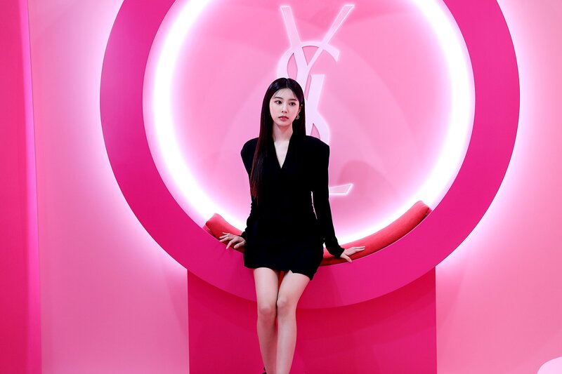 220212 8D Naver Post - Kang Hyewon - YSL Event Behind documents 8