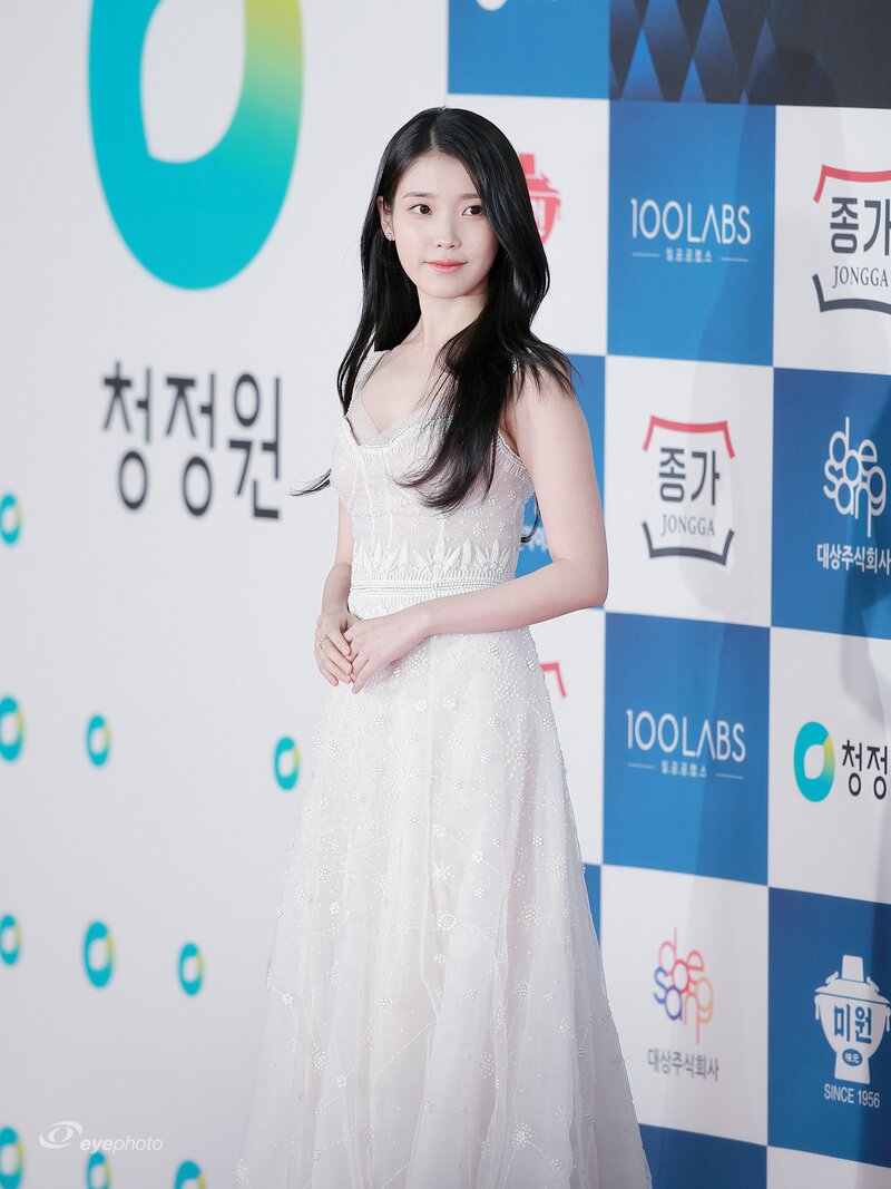 221125 IU at 43rd Blue Dragon Film Awards Red Carpet documents 1