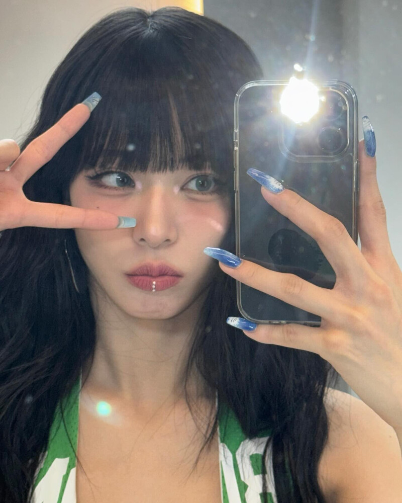 240823 fromis_9 Chaeyoung Instagram Update documents 5