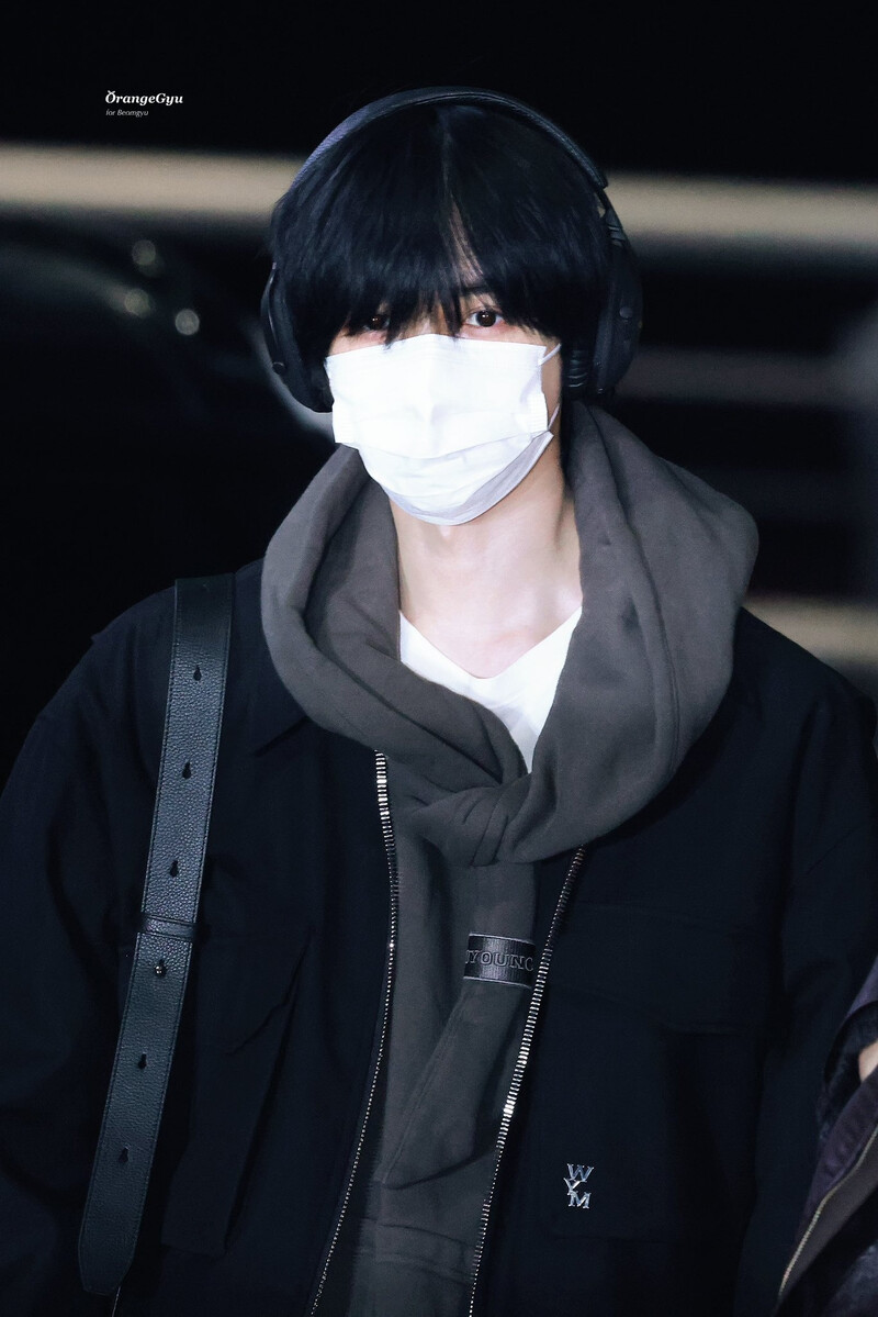 250103 TXT Beomgyu at Incheon Airport documents 1