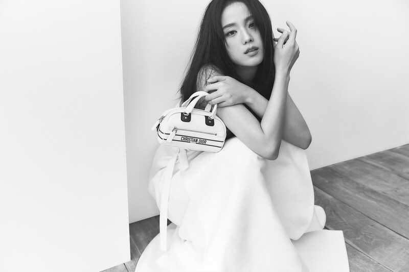 JISOO x DIOR for HARPER'S BAZAAR Japan - May 2022 Issue documents 5