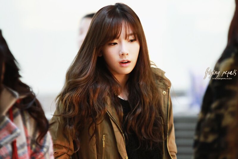 131210 Girls' Generation Taeyeon at Gimpo Airport documents 1