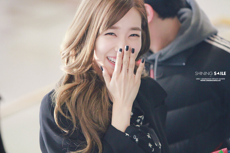 140304 Girls' Generation Tiffany at Gimpo Airport documents 1