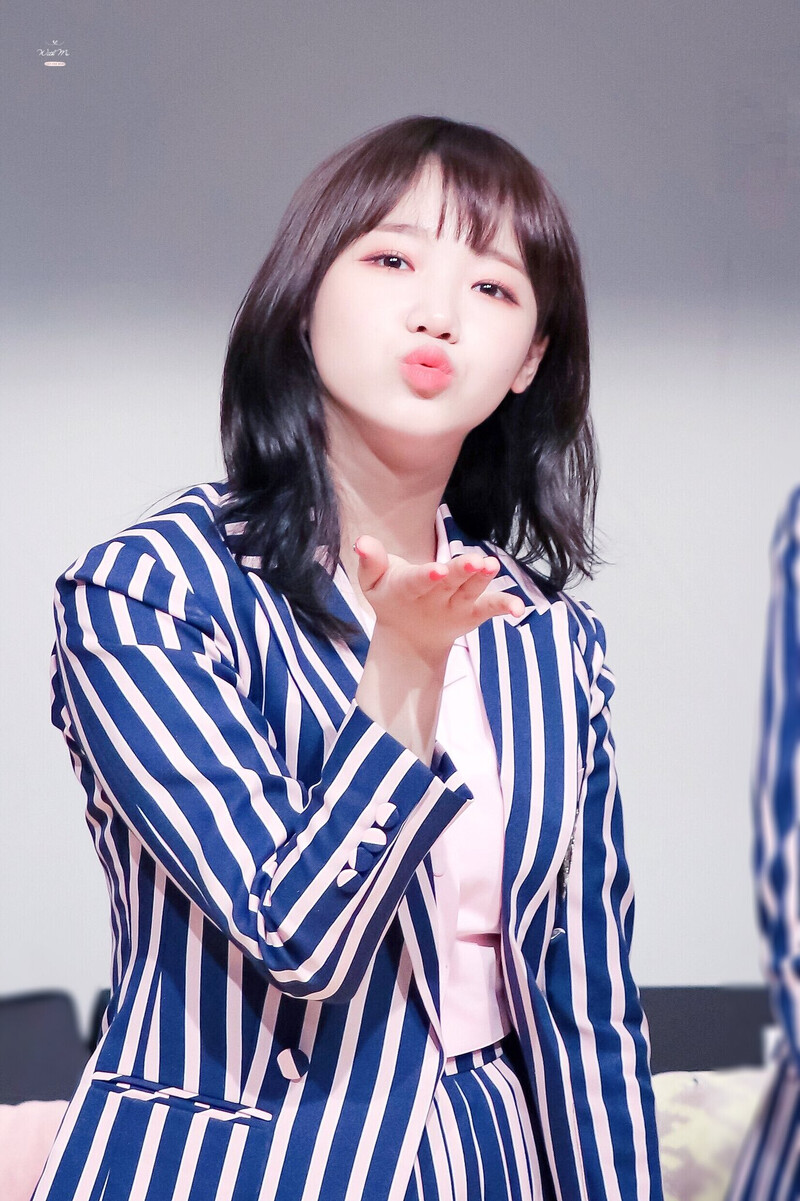 180401 Weki Meki Yoojung at Songpa 'Lucky' Fansign documents 4