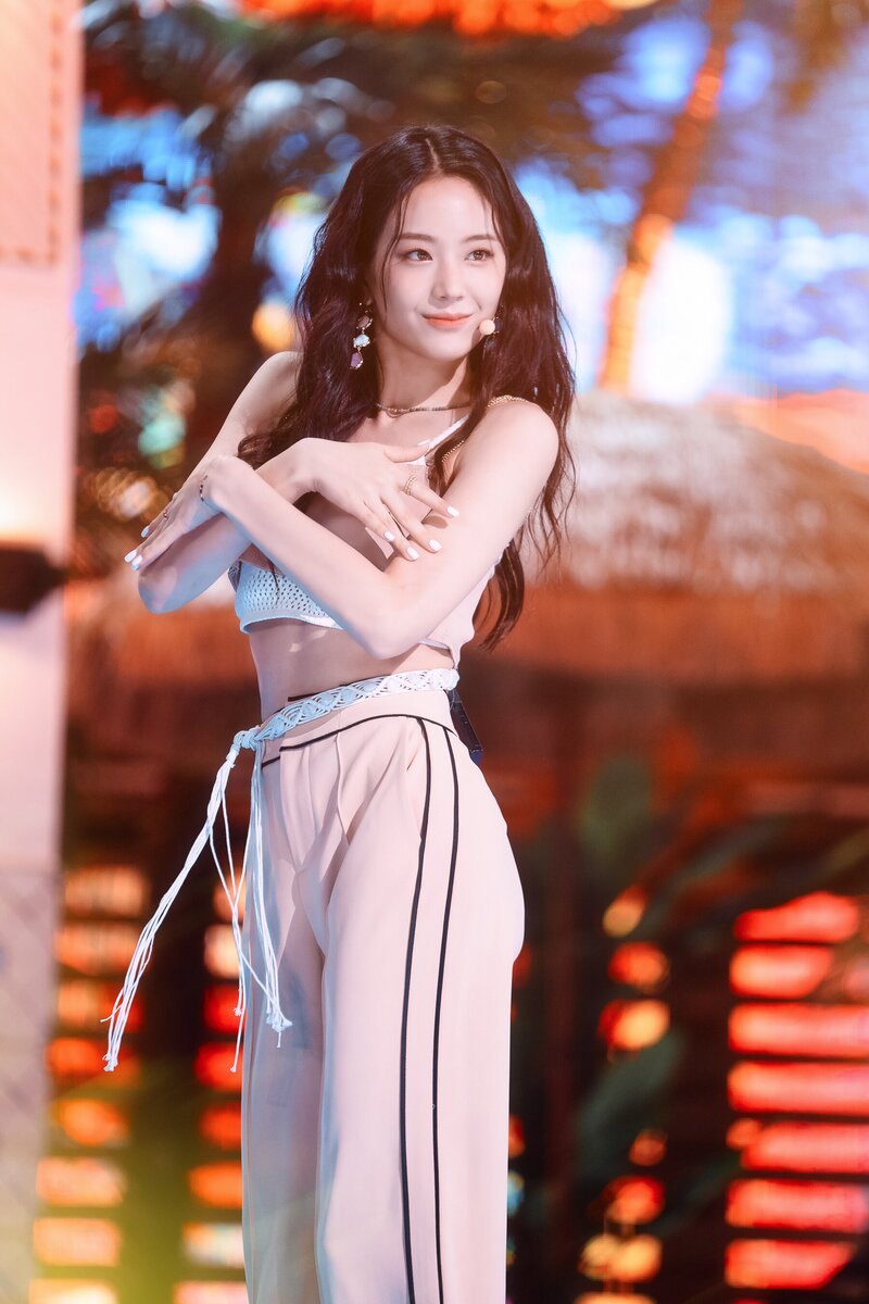 220703 fromis_9 Gyuri - 'Stay This Way' at Inkigayo documents 17