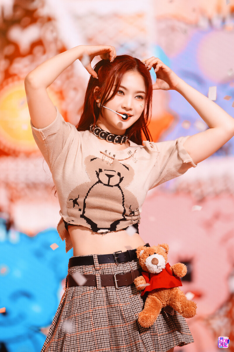 230305 STAYC Isa 'Teddy Bear' at Inkigayo documents 3