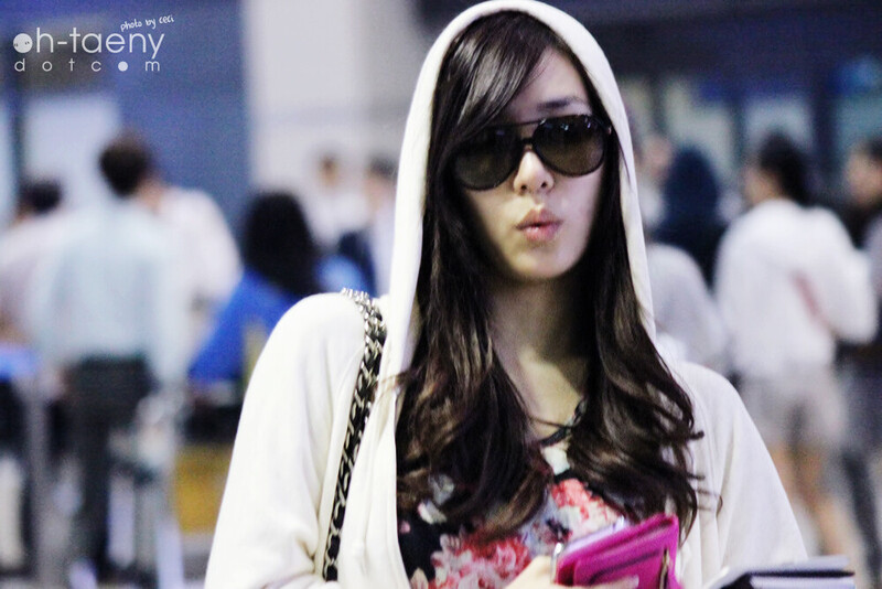 130522 Girls' Generation Tiffany at Incheon Airport documents 2