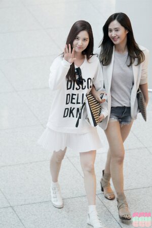 140604 Girls' Generation Yuri & Seohyun at Incheon Airport
