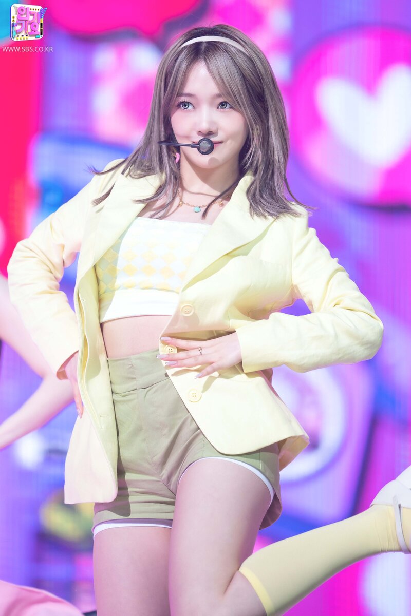 210912 fromis_9 'Talk & Talk' at Inkigayo documents 29