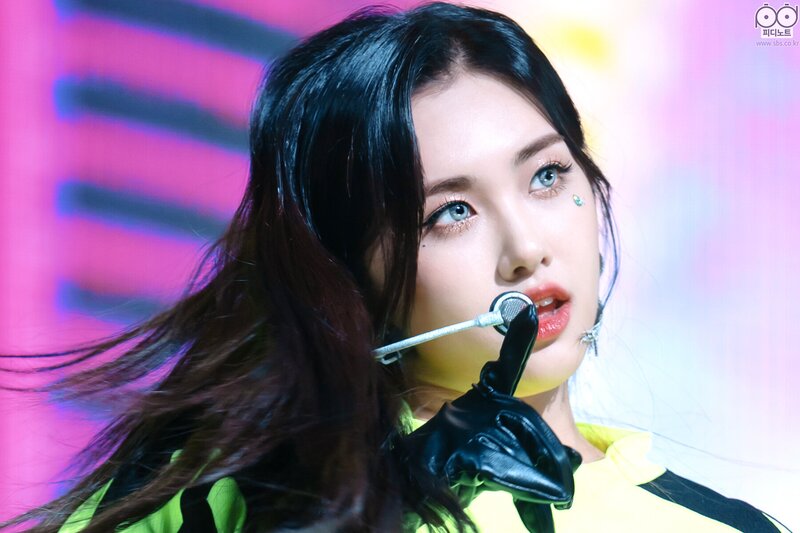 211205 EVERGLOW - 'Pirate' at Inkigayo documents 7