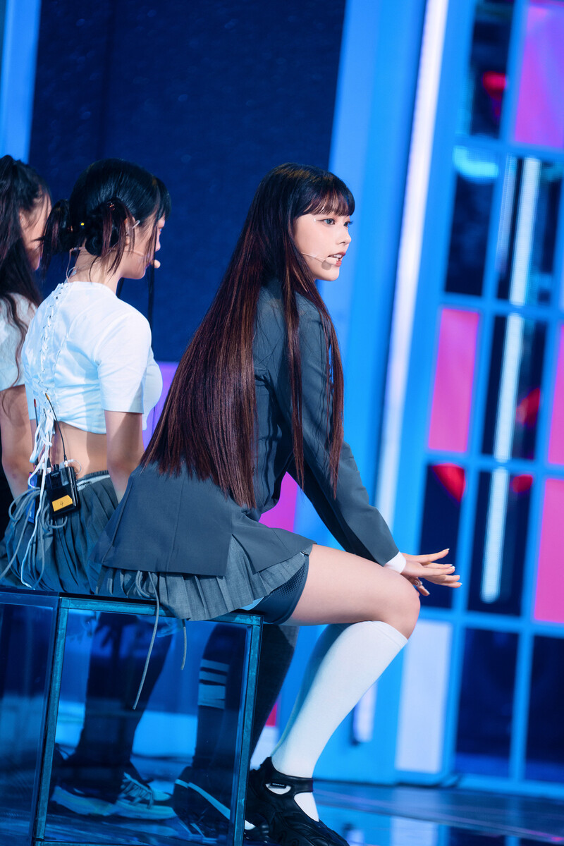 220807 NewJeans Haerin 'Cookie' at Inkigayo documents 11