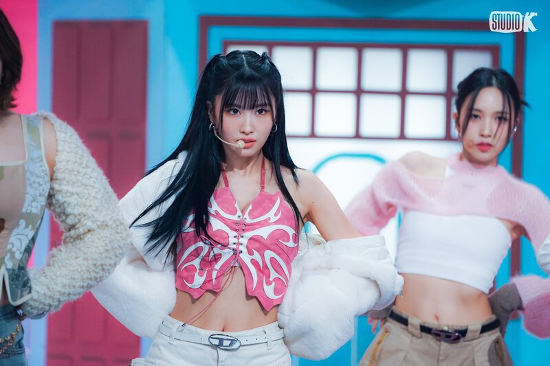 240222 - KBS Kpop Twitter Update with MOMO - 'SET ME FREE' Music Bank Behind Photo documents 5