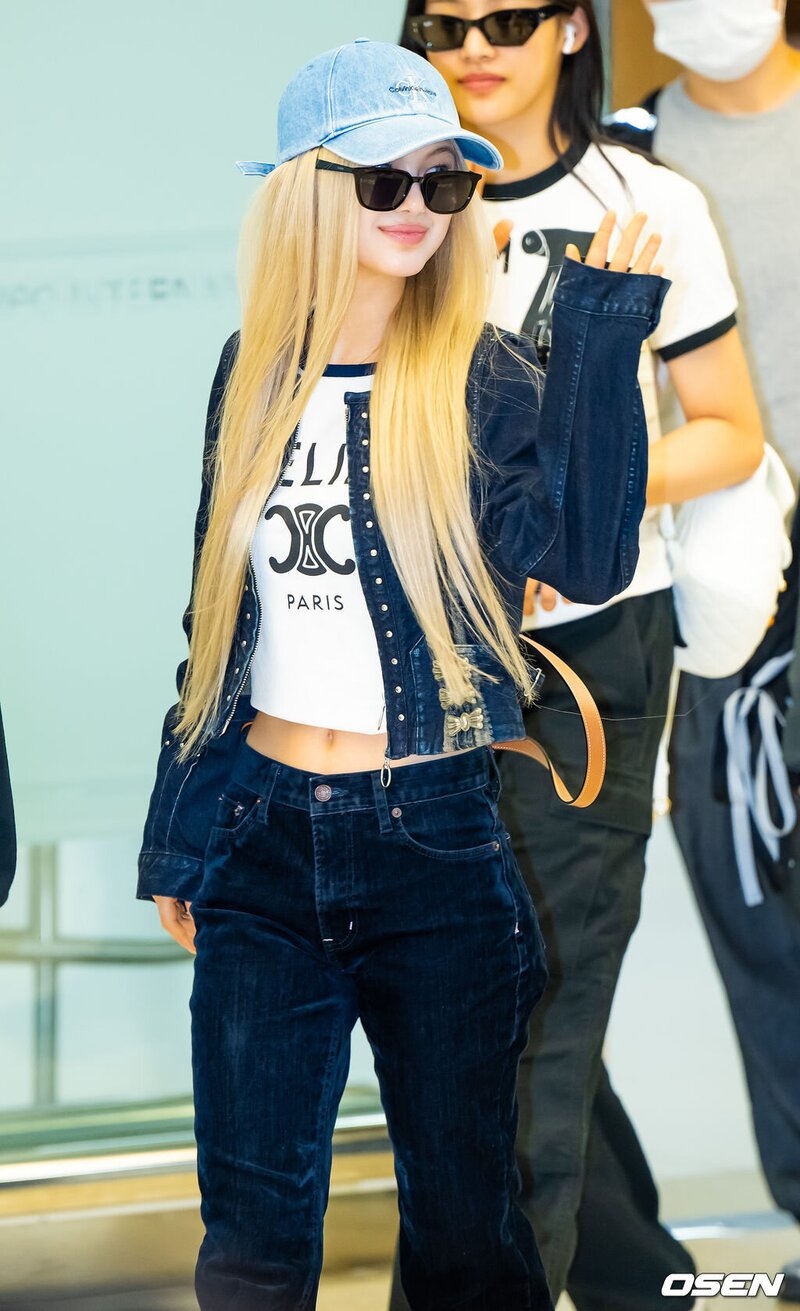 240605 NewJeans Danielle at Gimpo International Airport documents 8