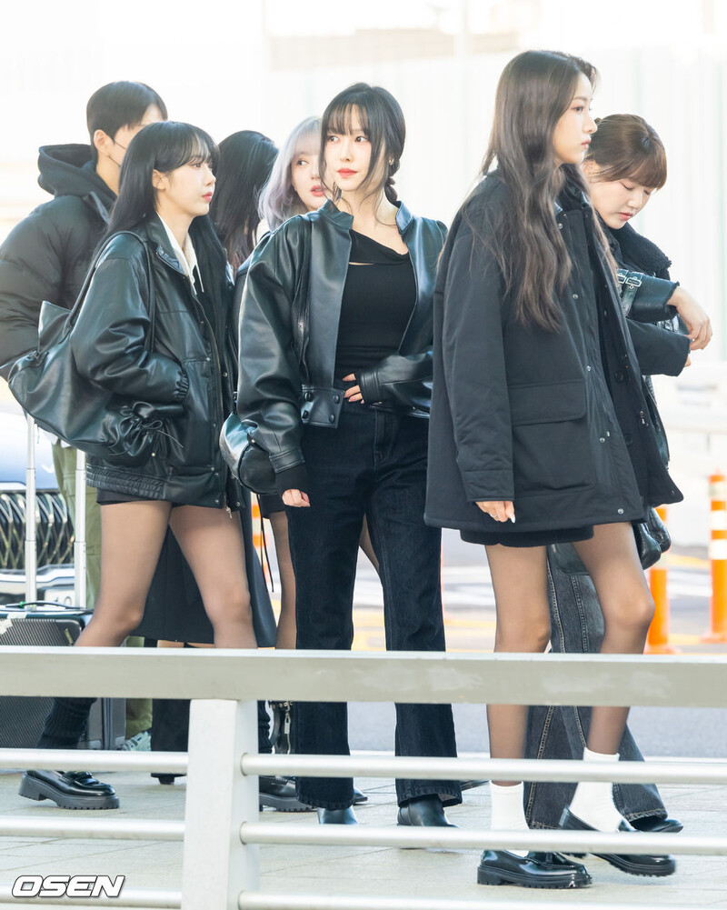 250102 GFRIEND at Incheon International Airport documents 5