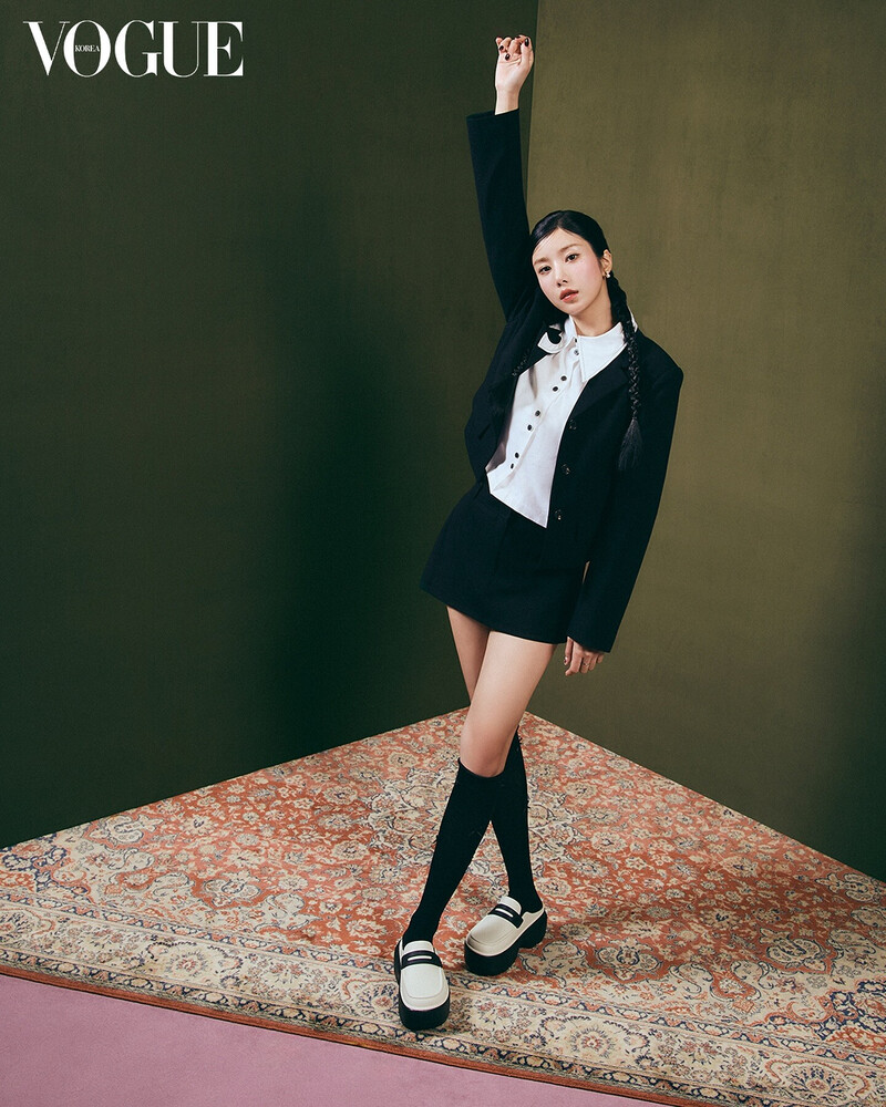 Kwon Eunbi and Yena x Crocs for Vogue Korea | August 2024 documents 3