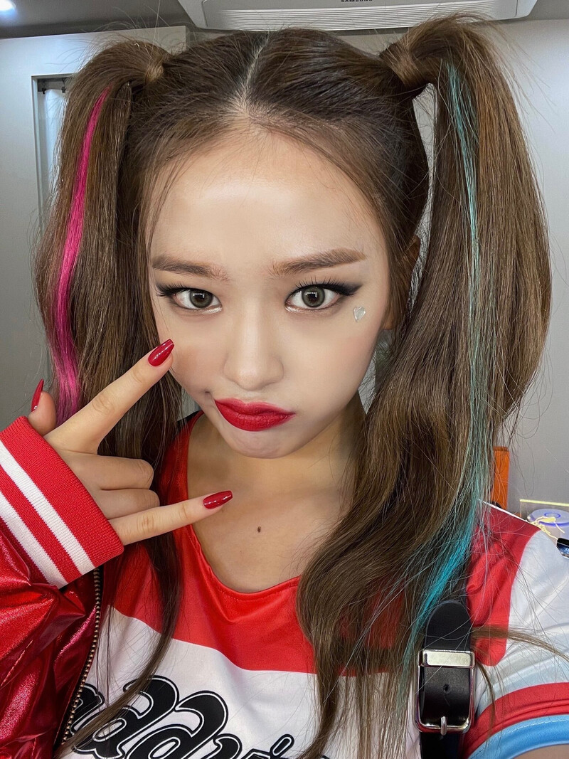 211031 Yujin SNS Update as Harley Quinn documents 2