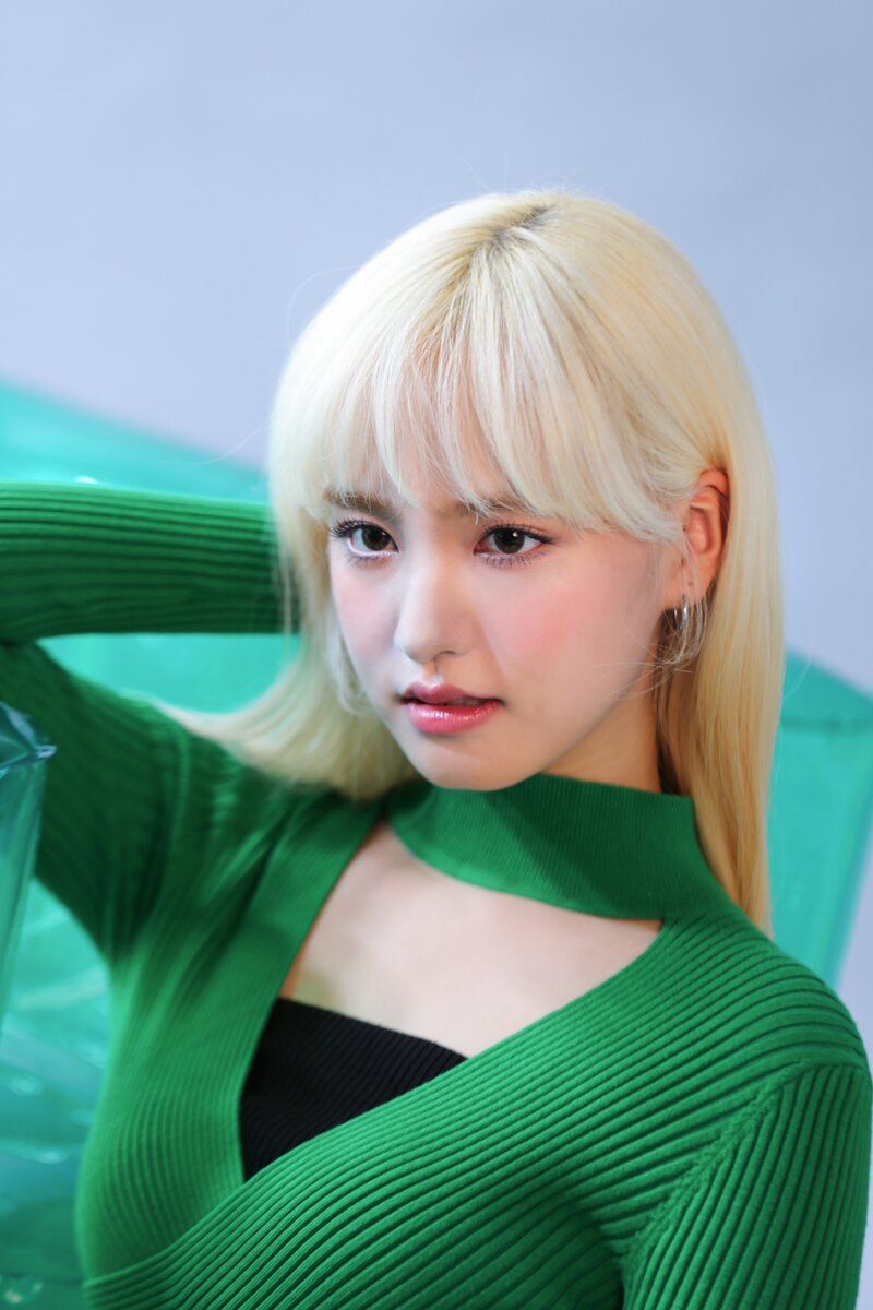 220219 Starship Naver Post - IVE Liz - Olive Young Photoshoot Behind documents 4