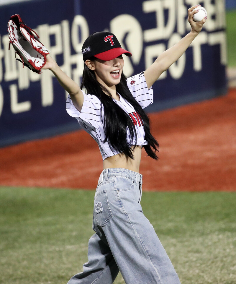 (G)I-DLE's Miyeon throws First Pitch for LG Twins documents 11