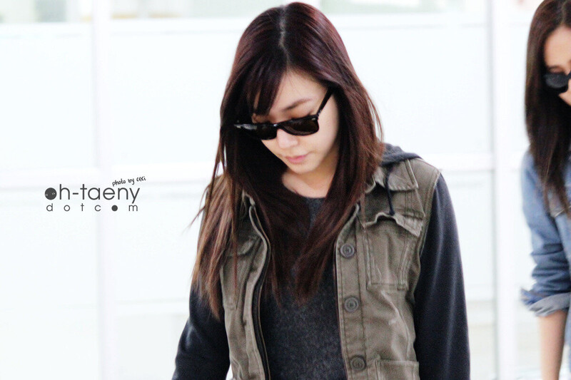 130328 Girls' Generation Tiffany at Gimpo Airport documents 1