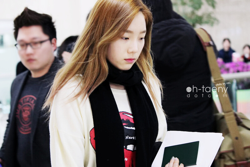 130302 Girls' Generation Taeyeon at Gimpo Airport documents 2