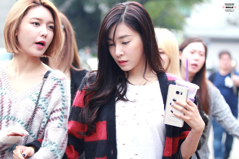 150911 Girls' Generation Tiffany and Sooyoung at Music Bank documents 8