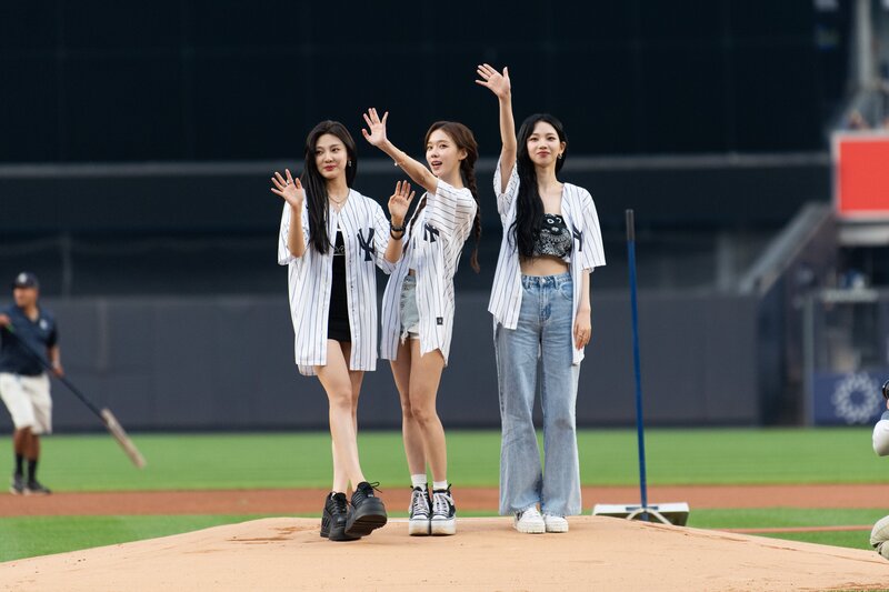 230609 MLB Life Official Twitter Update with aespa at Yankee Stadium documents 3