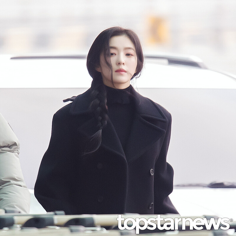 250106 Red Velvet Irene at Inceon Airport documents 3