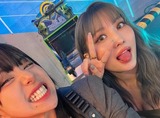 220811 TWICE Chaeyoung Instagram Update with Momo | kpopping