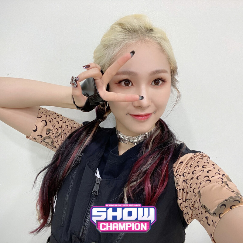 211208 EVERGLOW SNS Update at The Show documents 11