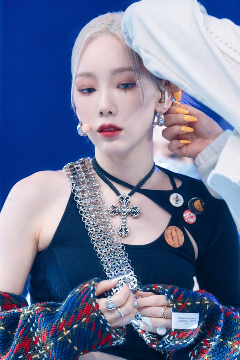 220220 Taeyeon - 'INVU' at Inkigayo documents 1