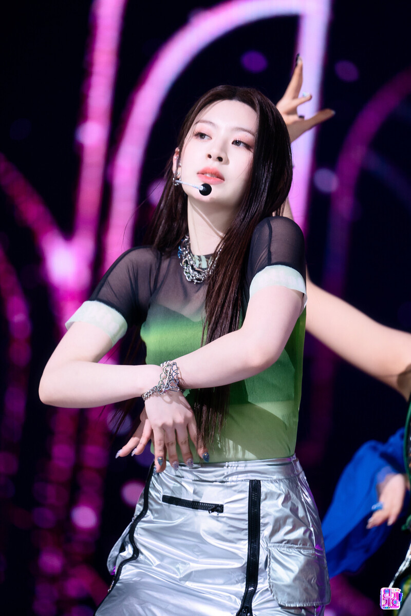 220306 STAYC Seeun - 'RUN2U' at Inkigayo documents 9