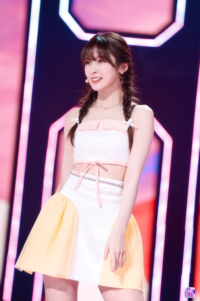 220410 OH MY GIRL Arin - 'Real Love' at Inkigayo documents 4