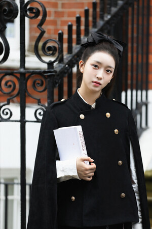 240304 High Up Naver Post - STAYC Sumin - 'London STAY' Photobook Shoot Behind