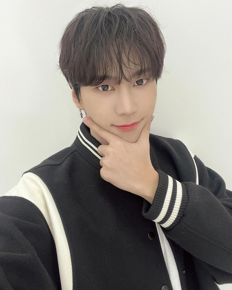 220224 BAE173 Instagram Update - Junseo documents 2