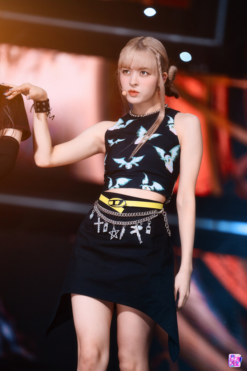 221002 NMIXX Lily - 'DICE' at Inkigayo documents 2