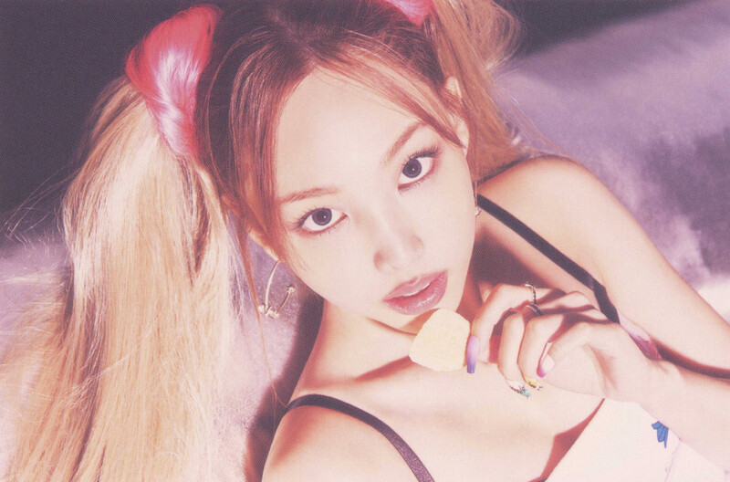 NAYEON 2nd Mini Album 'NA'  SCAN Photobook documents 4