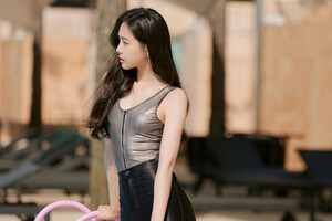 220612 YG Stage Naver Post - Naeun - Jimmy Choo Photoshoot Behind