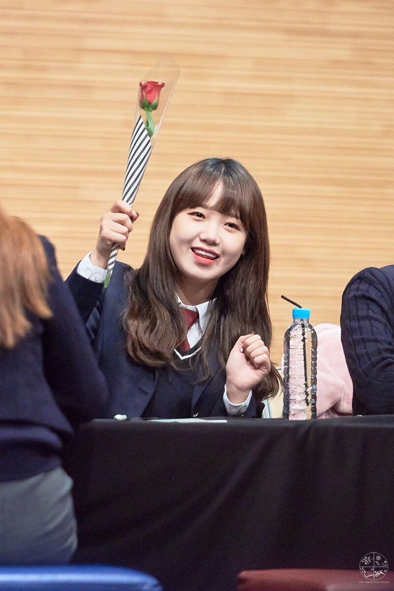 180519 Weki Meki Yoojung at 'Lucky' Gangbyeon Fansign documents 1