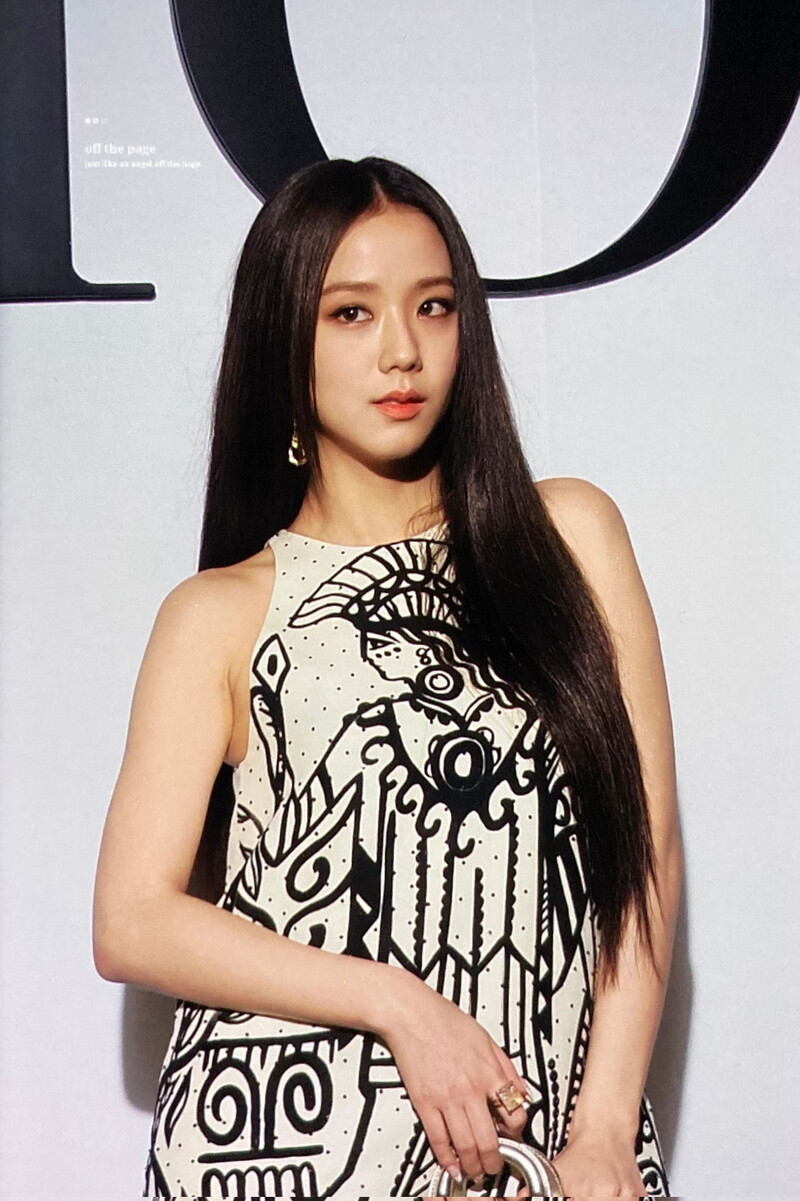 210928 JISOO at the DIOR Spring/Summer 2022 Show at Paris Fashion Week documents 12