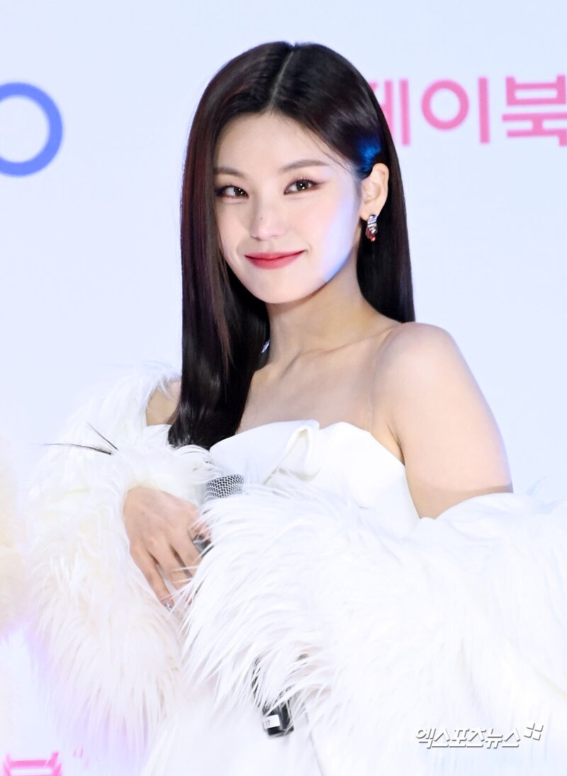 221224 ITZY Yeji at SBS Gayo Daejeon Red Carpet documents 1