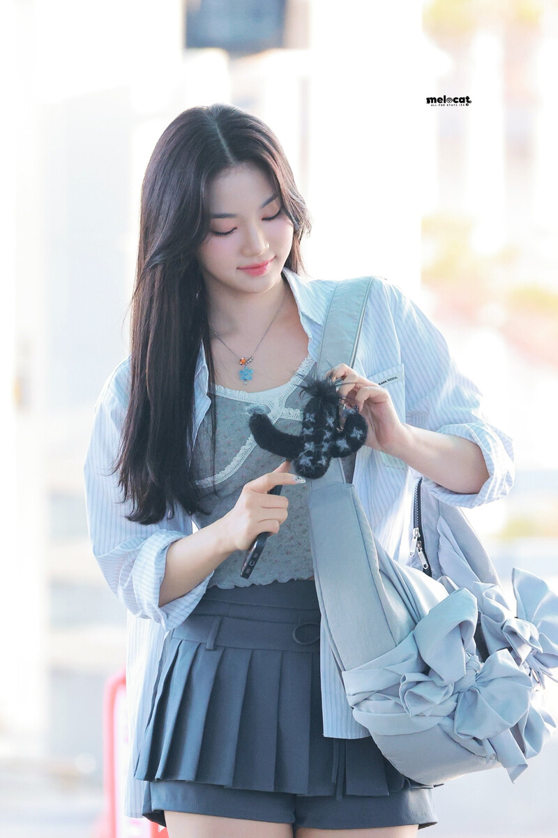 240531 STAYC Isa at Incheon International Airport documents 4