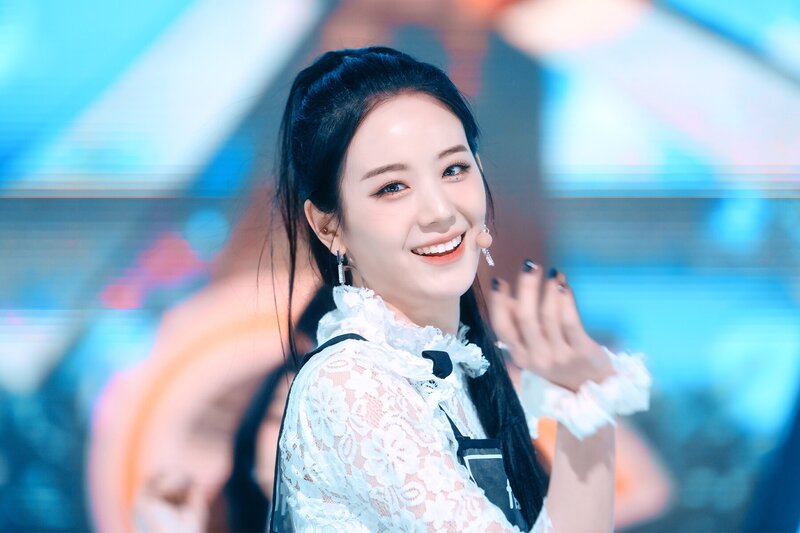 220123 fromis_9 Gyuri - 'DM' at Inkigayo documents 21