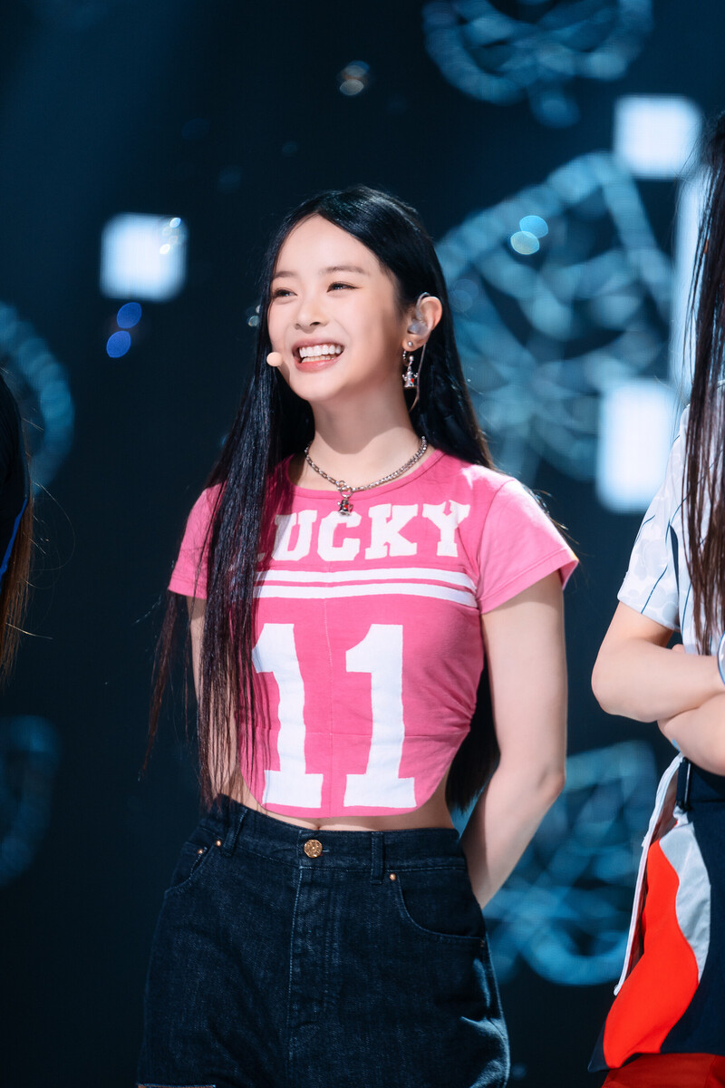 220807 NewJeans Hanni 'Attention' at Inkigayo documents 18